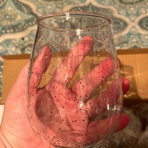 4 plastic wine glasses